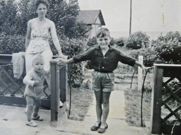 VIKKEVEJ 1 - Jan Blik med sin mor og lillebror i 1950erne.jpg